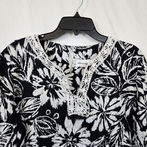 Alfred Dunner Women's Black White Floral Crochet Trim 3/4 Sleeve Summer Top 14 - Picture 2 of 9